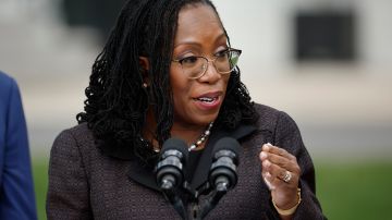 Ketanji Brown Jackson prestó juramento para ser la primera jueza afroamericana en servir en la Corte Suprema