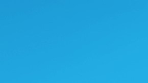 Helado de la marca Krispy Kreme en un cono y cubierto de chocolate y moronas de almendra.