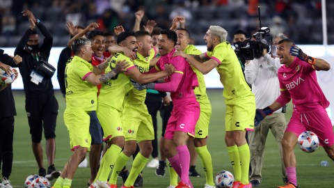 LIGA MX celebra después de ganar el Crossbar Challenge durante el MLS All-Star Skills Challenge 2021.