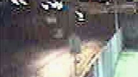 Ladrón intenta robar casa y queda ensartado en reja, vecinos lo exhiben en video