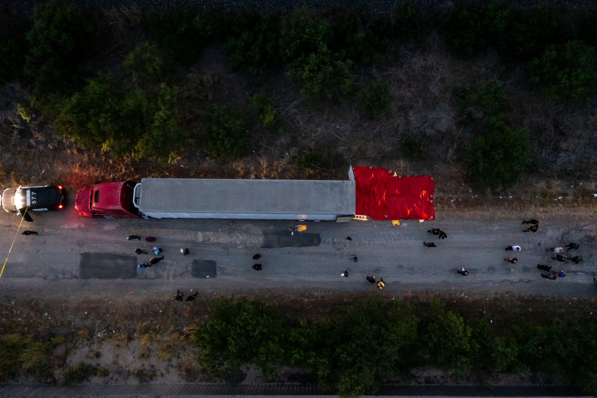 En esta vista aérea, miembros de la policía investigan un camión con remolque en San Antonio, donde 46 personas fueron halladas sin vida.