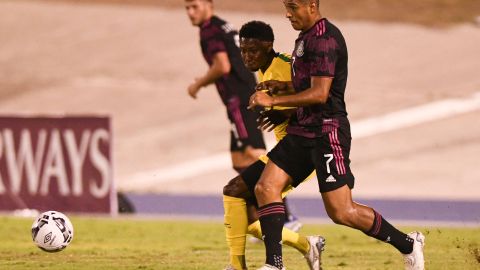 Luis Romo se disputa un balón con Devon Williams en la Concacaf Nations League.