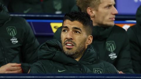 Luis Suárez en el banquillo del Atlético de Madrid.