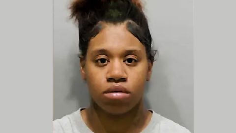 Azuradee France fue acusada de homicidio grave, abuso infantil en primer grado, tortura y encubrimiento de la muerte de una persona.