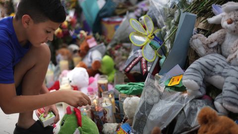Maestro sobrevivió a tiroteo en escuela de Uvalde haciéndose pasar por muerto durante más de una hora tras recibir dos balazos