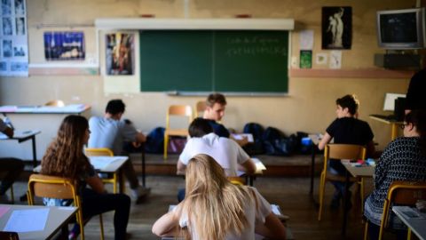 Mama cachetea a alumno que molestaba a su hijo