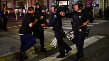 Manifestantes proaborto cercan Senado en Arizona y la policía lanzó gases lacrimógenos para dispersarlos y liberar a los legisladores