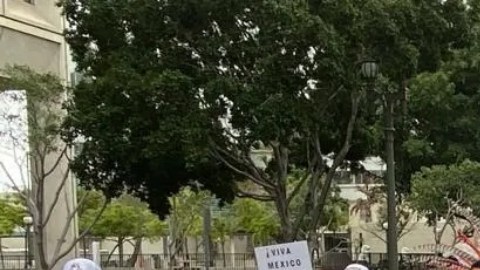 En abril, cientos de inmigrantes salieron a las calles de LA a manifestar su apoyo al presidente de México.