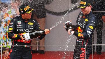 Max Verstappen y Checo Pérez celebran en Mónaco.