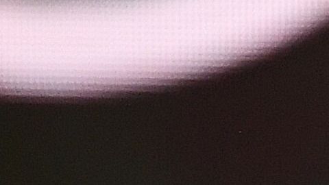 Luka Modric le entrega el Balón de Oro a Messi.