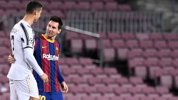 Messi y Cristiano se saludan en un juego de Champions.