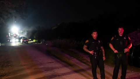 Migrantes encontrados muertos dentro de un camión en Texas rociados con condimento para carne para ocultar el olor bajo altas temperaturas