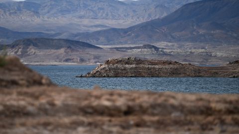 Militar y su esposa mueren al intentar salvar a sus cuatro hijos tras el naufragio de un bote en Colorado