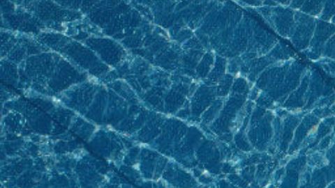 Muere joven que jugaba en una alberca, resbaló y cayó desde un sexto piso