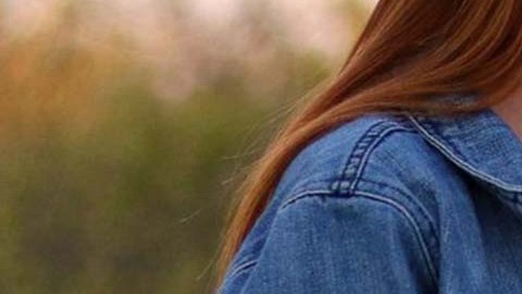 Una persona grabó el momento de la joven que para algunos fue incómodo y para otros divertido.