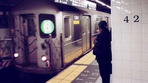 Mujer muere atropellada por tren del metro de Nueva York este día