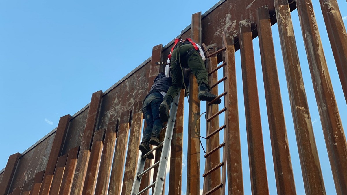 Inmigrante Se Fractura El Cráneo Y Muere Al Caer Del Muro Fronterizo La Opinión 3131