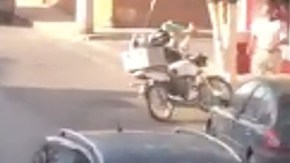 Narcos levantan a mecánico de motos.