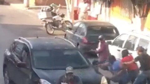 Narcos levantan a mecánico de motos.
