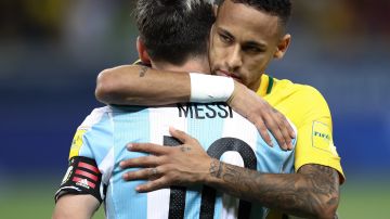Neymar y Messi se abrazan en la final de la Copa América.