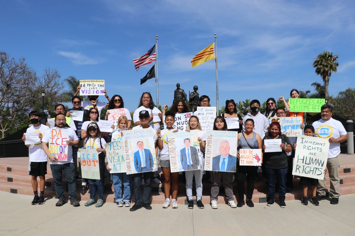 Residente de OC marchan por los derechos de los inmigrantes.