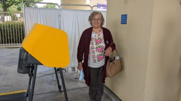 La señora Herlinda Pérez votó por primera vez. (Jacqueline García/La Opinión)