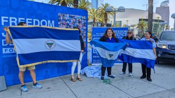 Grupo de nicaragüenses manifestándose afuera del Centro de Convenciones de Los Ángeles. (Jacqueline García/La Opinión)