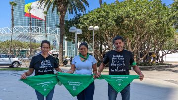 Michelle Xai (c) y otros activistas pro derechos de la mujer se manifiestan afuera del Centro de Convenciones en Los Ángeles. (Jacqueline García/La Opinión)