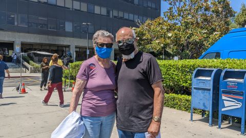 Jenni Crews y su esposo Rey Oliva llegaron a votar a Norwalk. (Jacqueline García/La Opinión)