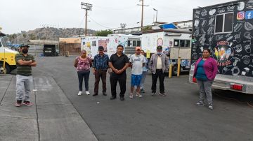 Vendedores que rentan espacios en la comisaría La Palma Ice Cream Inc. (Jacqueline García/La Opinión)