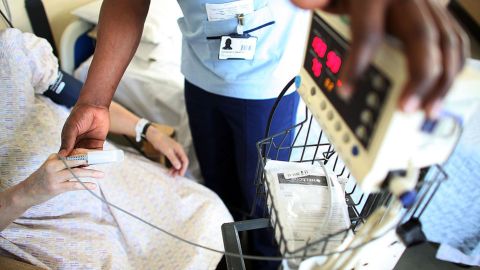 Paciente escapa de psiquiátrico de Oregon tras golpear a personal médico