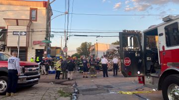 Derrumbe de edificio causa muerte de un bombero en Filadelfia