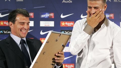 El presidente del Barcelona, Joan Laporta, junto con, el ahora capitán del equipo, Gerard Piqué.