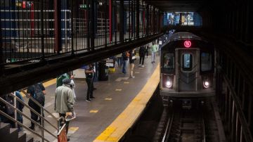 Policías rescatan a mujer que cayó a las vías del metro de Nueva York