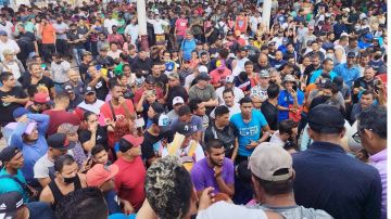 Inédita caravana de 15,000 migrantes inicia marcha de Chiapas México rumbo a EE.UU.