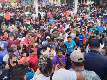 Inédita caravana de 15,000 migrantes inicia marcha de Chiapas México rumbo a EE.UU.