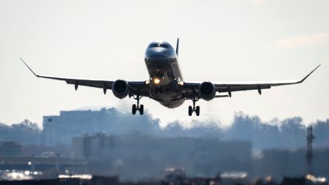 Profesor se burla en redes de EE.UU. después de denunciar a una azafata de United que no utilizó máscara durante un vuelo