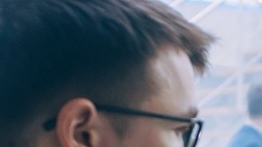 Ingeniero trabaja en batería de auto eléctrico