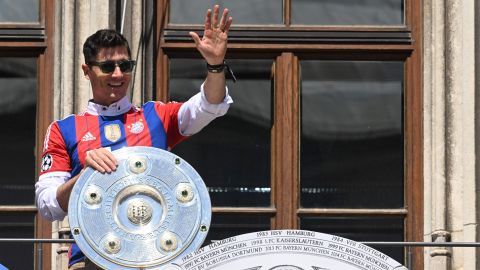 Robert Lewandowski celebra la Bundesliga con el Bayern Munich.