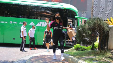 Cristina Ferral, durante la llegada de la Selección Nacional de México Femenil a la concentración para el Torneo Premundial Concacaf W.