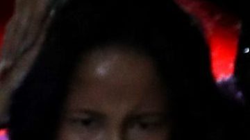 Shakira mueve la pelvis con bodysuit metálico junto a David Guetta y Black Eyed Peas