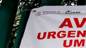 Soldados mexicanos afuera de un hospital