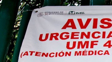 Soldados mexicanos afuera de un hospital