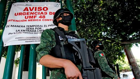 Soldados mexicanos afuera de un hospital