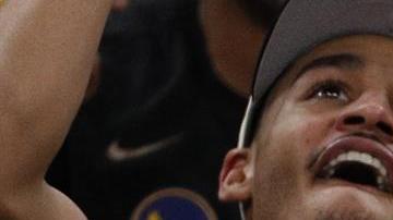 Stephen Curry recibiendo el MVP de las finales del 2022.