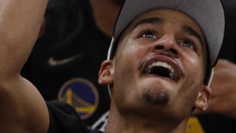Stephen Curry recibiendo el MVP de las finales del 2022.