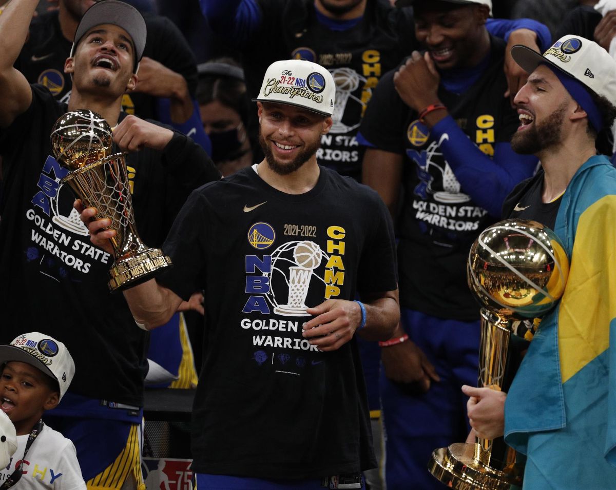 Stephen Curry recibiendo el MVP de las finales del 2022.