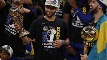 Stephen Curry recibiendo el MVP de las finales del 2022.
