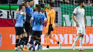 Uruguay celebra el gol de Matías Vecino contra México.