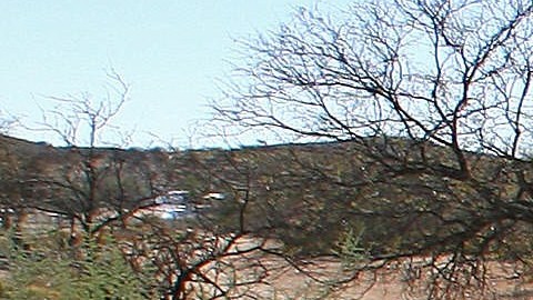 VIDEO Cientos de inmigrantes indocumentados logran cruzar hacia Texas y caminan a lo largo de la carretera